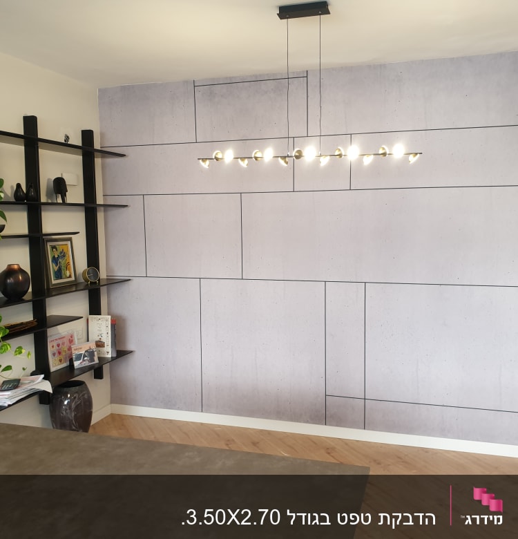 קיר עם טפט אפור בעיצוב גיאומטרי